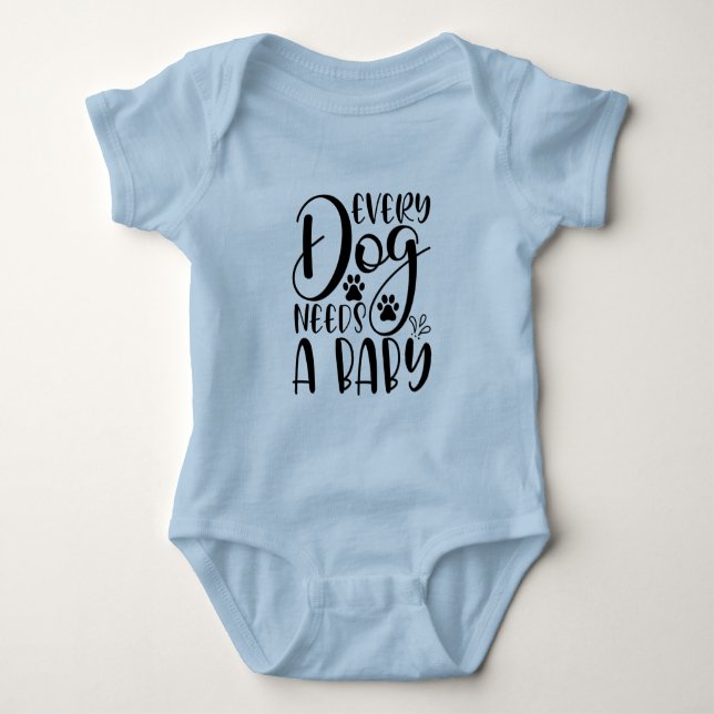 Every Dog Needs A Baby Pregnancy Announcement Baby Strampler (Vorderseite)