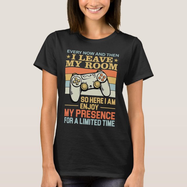 Every Now And Then I Leave My Room  Gamer T-Shirt (Vorderseite)