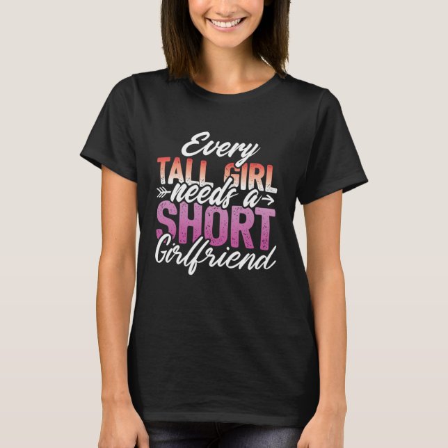 Every Tall Girl Needs A Short Girlfriend  LGBT Les T-Shirt (Vorderseite)