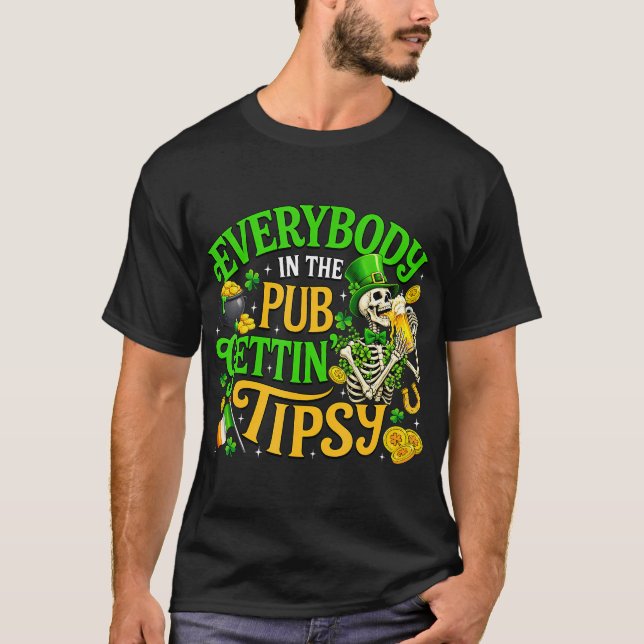 Everybody In The Pub Getting Tipsy St Patricks Day T-Shirt (Vorderseite)