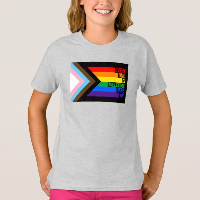 Everyone is Welcome Here (Progress Pride) Flag T-Shirt (Vorderseite)