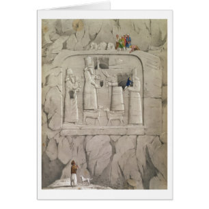 Examinant une sculpture assyrienne en roche, de