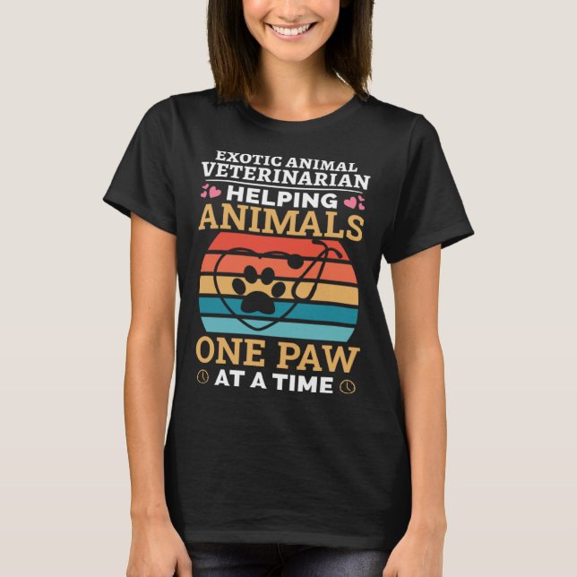 Exotic Animal Veterinarian Helping Animals One Paw T-Shirt (Vorderseite)