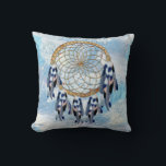 Exotic Blue Dream Catcher Wohngestaltung Kissen<br><div class="desc">Ein Traumfänger,  der den runden Kreis von Bambus und roten Perlen im Netz mit blauen Papageienvogelfedern auf einem weichen Blues Federn Hintergrund für die Neugeborenen umfasst</div>