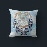 Exotic Blue Dream Catcher Wohngestaltung Kissen<br><div class="desc">Ein Traumfänger,  der den runden Kreis von Bambus und roten Perlen im Netz mit blauen Papageienvogelfedern auf einem weichen Blues Federn Hintergrund für die Neugeborenen umfasst</div>