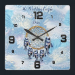 Exotic Blue Dream Catcher Wohngestaltung Quadratische Wanduhr<br><div class="desc">OM Traumfänger,  der den runden Kreis von Bambus und roten Perlen im Netz mit blauen Papageienvogelfedern auf einem weichen Blues Federhintergrund umfasst</div>
