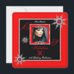 Exotic Fabulous 30 Red Silver Snowflake Foto Einladung<br><div class="desc">Exotic Fabulous 30. Geburtstag Party, Fügen Sie Ihr Foto. Elegante Rote Perlenschneeflocke, Silbergraue schwarz. Eleganter Lila und schwarzer Geburtstag für Teen Girls and Women alle Altersstufen Geburtstagsparty Einladungen. Passen Sie Ihre persönlichen Daten und Ihr Alter an. Template für Sweet 16, 16., Quinceanera 15., 18., 20., 21., 30., 40., 50., 60.,...</div>