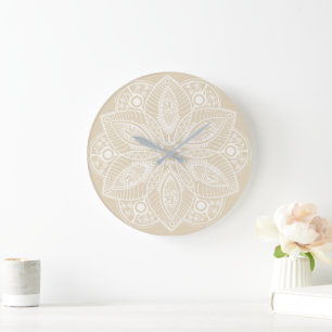 Exotic White Mandala auf Beige Hintergrund Große Wanduhr