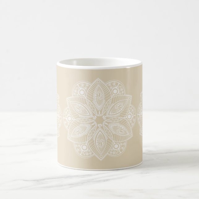 Exotic White Mandala auf Beige Hintergrund Kaffeetasse (Mittel)