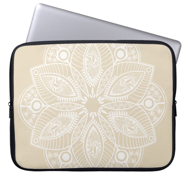 Exotic White Mandala auf Beige Hintergrund Laptopschutzhülle (Vorderseite)