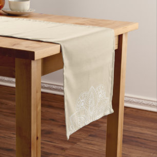 Exotic White Mandala auf Beige Hintergrund Mittelgroßer Tischläufer