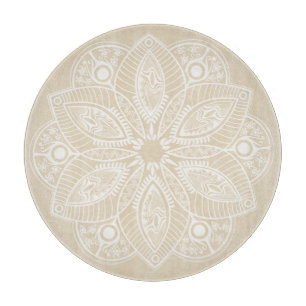 Exotic White Mandala auf Beige Hintergrund Schneidebrett