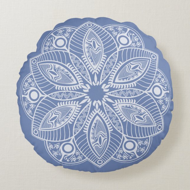 Exotic White Mandala auf Blue Background Rundes Kissen (Vorderseite)