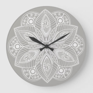 Exotic White Mandala auf grauem Hintergrund Große Wanduhr