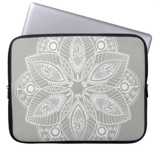 Exotic White Mandala auf grauem Hintergrund Laptopschutzhülle