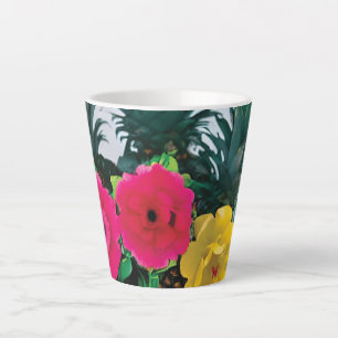 Exotische Blume mit echtem Ananasakzent Milchtasse