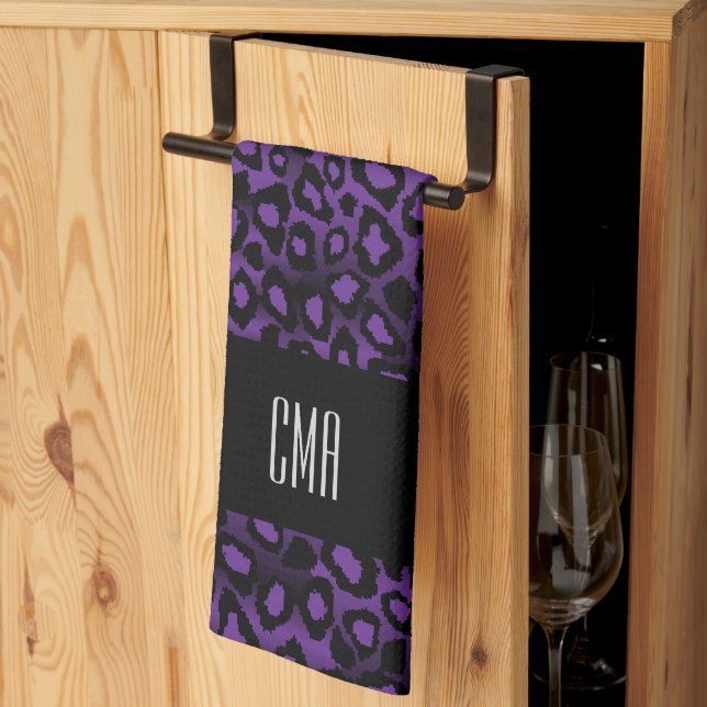Exotisches Lila Leopardenmuster | Monogramm Handtuch (Drittel gefaltet)