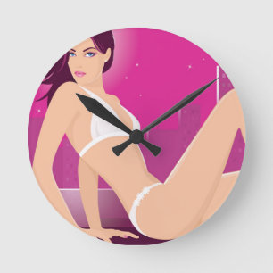 Exotisches weibliches Modell, das einen weißen Runde Wanduhr