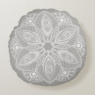 Exotisches weißes Mandala auf grauem Hintergrund Rundes Kissen