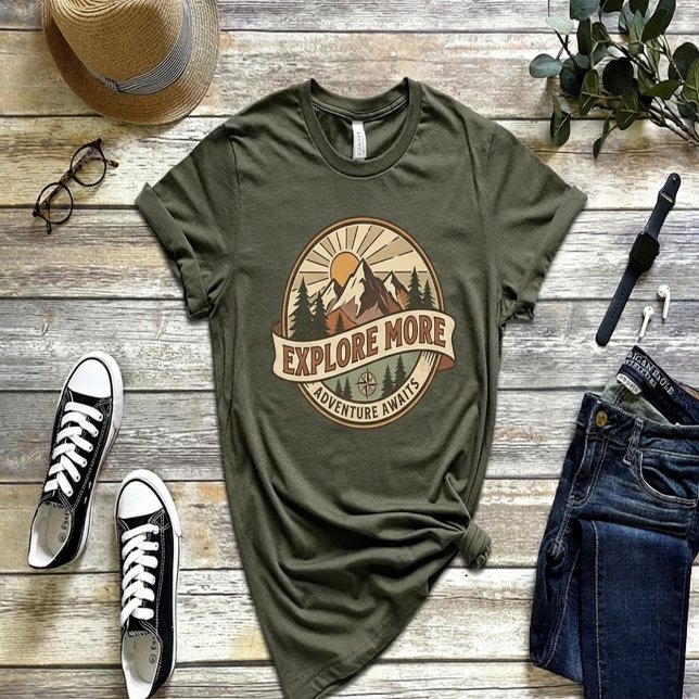 EXPLORE MORE – Adventure Awaits | Retro Outdoor  T-Shirt (Von Creator hochgeladen)
