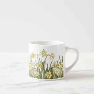 Expresso tasse avec bordure florale de jonquilles jaunes
