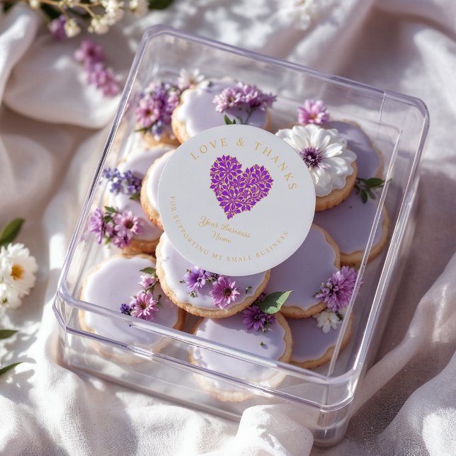 Exquisite Floral Gorgeous Purple and Gold Effect  Runder Aufkleber (Exquisite Round Stickers with Floral Design in Purple and Gold Effect with the Phrase Love & Thanks.)