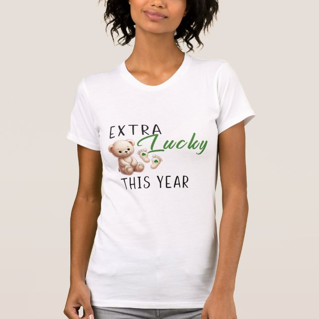 Extra Glück in diesem Jahr Schwangerschaftsankündi T-Shirt (Vorderseite)
