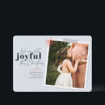 Extra Joyful Blue Pregnancy Ankündigung Foto<br><div class="desc">Eine moderne Urlaubskarte mit der Meldung "Wir sind dieses Weihnachtsfest besonders froh",  perfekt,  um die Schwangerschaft Ihrer Familie anzukündigen. Personalisieren Sie Ihre Namen,  Ihr Lieblingsbild und eine kurze Nachricht. Color Blue Image von Jessica Rockowitz auf Unsplash</div>