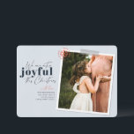 Extra Joyful Blue Pregnancy Ankündigung Foto<br><div class="desc">Eine moderne Urlaubskarte mit der Meldung "Wir sind dieses Weihnachtsfest besonders froh", perfekt, um die Schwangerschaft Ihrer Familie anzukündigen. Personalisieren Sie Ihre Namen, Ihr Lieblingsbild und eine kurze Nachricht. Color Blue Image von Jessica Rockowitz auf Unsplash</div>