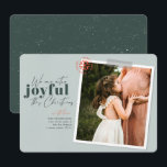 Extra Joyful Green Pregnancy Ankündigung Foto<br><div class="desc">Eine moderne Karte mit der Meldung "Wir sind dieses Weihnachten besonders froh" ist perfekt,  um die Schwangerschaft Ihrer Familie anzukündigen. Personalisieren Sie Ihre Namen,  Ihr Lieblingsbild und eine kurze Nachricht. Color Green Image von Jessica Rockowitz auf Unsplash</div>