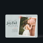Extra Joyful Green Pregnancy Ankündigung Foto<br><div class="desc">Eine moderne Urlaubskarte mit der Meldung "Wir sind dieses Weihnachtsfest besonders froh",  perfekt,  um die Schwangerschaft Ihrer Familie anzukündigen. Personalisieren Sie Ihre Namen,  Ihr Lieblingsbild und eine kurze Nachricht. Color Green Image von Jessica Rockowitz auf Unsplash</div>