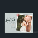 Extra Joyful Green Pregnancy Ankündigung Foto<br><div class="desc">Eine moderne Urlaubskarte mit der Meldung "Wir sind dieses Weihnachtsfest besonders froh",  perfekt,  um die Schwangerschaft Ihrer Familie anzukündigen. Personalisieren Sie Ihre Namen,  Ihr Lieblingsbild und eine kurze Nachricht. Color Green Image von Jessica Rockowitz auf Unsplash</div>