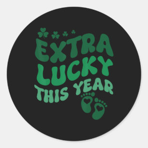 Extra Lucky Pregnancy Ankündigung St Patricks Day Runder Aufkleber