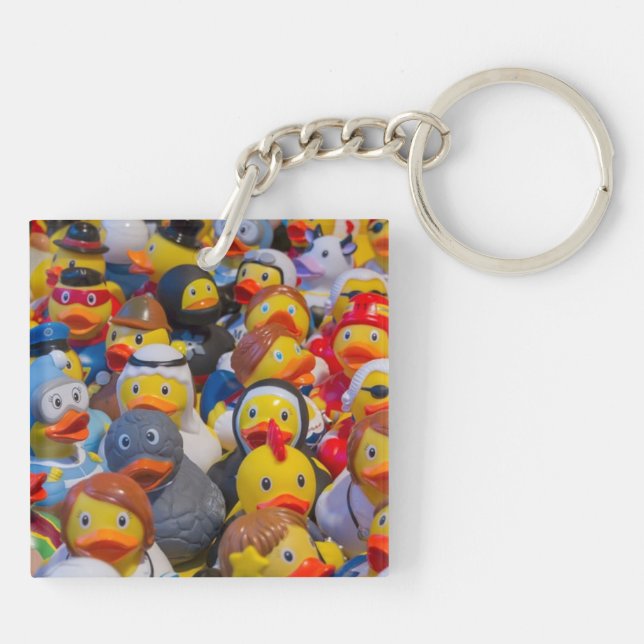 Extravagant gekleidete gelbe Kunststoffenten Schlüsselanhänger (Rückseite)