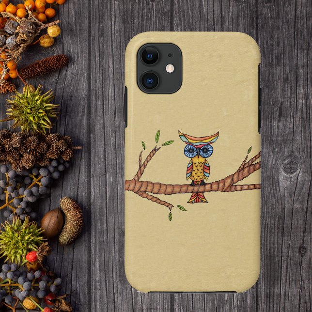 Extravagante Owlingzweig Case-Mate iPhone Hülle (fantasy owl big blue eyes on branch with green leaves on tan phone case.)