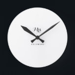 Extravagante Skriptkalligraphie Minimalistisch Wal Runde Wanduhr<br><div class="desc">Diese extravagante Skriptkalligraphie minimalistischer Wanduhr ist das ideale Geschenk für einen einfachen Polterabend. Das Design zeichnet sich durch eine schöne Kalligraphie in einem weißen Hintergrund aus.</div>