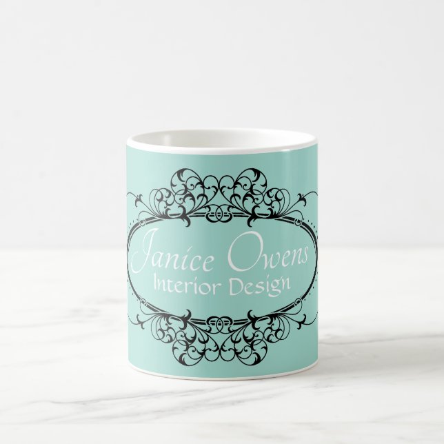 Extravaganter Scrollwork-Rahmen Personalisiert Kaffeetasse (Mittel)