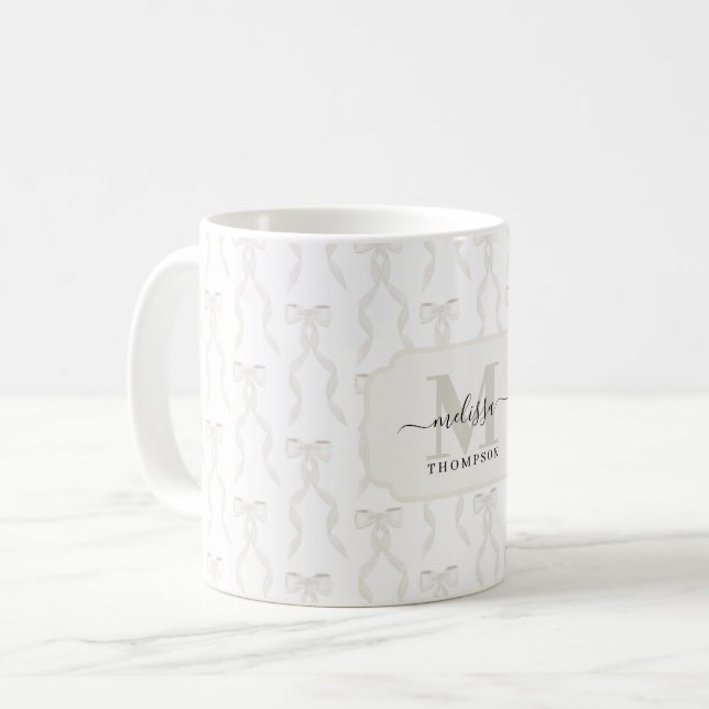 Extravaganter weißer Bogen Mit Monogramm Kaffeetasse (Vorderseite Links)