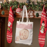 Extravagantes Niedliches Baby-Foto | Rosa und Weiß Tragetasche<br><div class="desc">Die "Joyful Moments Collection", bei der Glück und Kreativität aufeinander treffen! Feiern Sie mit unseren atemberaubenden Pink Background Baby Foto Quote Produkten die pure Lebensfreude und das Wunder des Lebens. Ob Sie selbst einkaufen oder nach dem perfekten Geschenk suchen, unsere Kollektion verspricht Ihnen, Ihren Tag zu heizen und Ihr Herz...</div>