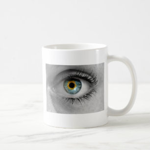 Eye schaut auf das Makro des Viewer-Konzepts Kaffeetasse