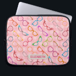 Eyeglasses Retro Moderner Hipster Pink Gingham Nam Laptopschutzhülle<br><div class="desc">Diese farbenfrohe, nerdige Brillendesign-Laptop-Hülle hat ein originelles Muster aus Spektakeln in verschiedenen Farben und Stilen, alle auf einem Hintergrund von Retro-rosa Gingham. Die coolen, gürtelartigen Brillenrahmen reichen von 50er- und 60er-Katzenaugen / Horngerichten über Broschüren bis hin zu Rundformen, Quadraten und allem dazwischen. Dieses lustige, niedliche Muster hat ein stilvolles Vintages...</div>