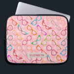 Eyeglasses Retro Moderner Hipster Pink Gingham Nam Laptopschutzhülle<br><div class="desc">Diese farbenfrohe, nerdige Brillendesign-Laptop-Hülle hat ein originelles Muster aus Spektakeln in verschiedenen Farben und Stilen, alle auf einem Hintergrund von Retro-rosa Gingham. Die coolen, gürtelartigen Brillenrahmen reichen von 50er- und 60er-Katzenaugen / Horngerichten über Broschüren bis hin zu Rundformen, Quadraten und allem dazwischen. Dieses lustige, niedliche Muster hat ein stilvolles Vintages...</div>