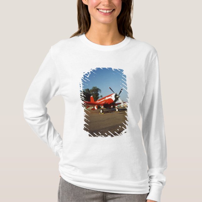 F2G-1D Superseeräuberflugzeug an einer Flugschau T-Shirt (Vorderseite)