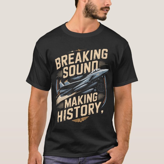 F-15 Eagle Jet: Breaking Sound Making History Gift T-Shirt (Vorderseite)