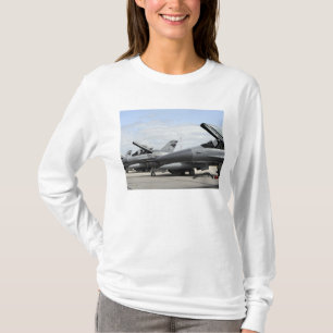 F-16 Falkenbekämpfung steht vor dem Start T-Shirt
