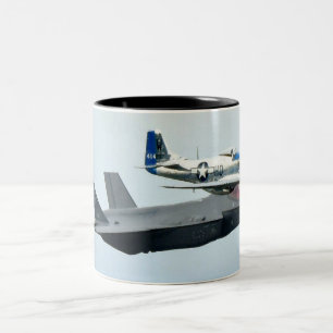 F-35 Kampfjet mit P-51 Mustang Zweifarbige Tasse