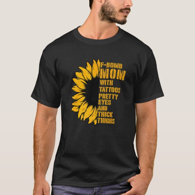 F Bomb Mama mit Tattoos Hübsche Augen und dick T-Shirt (Vorderseite)