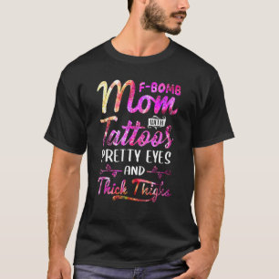 F-Bomb-Mama mit Tattoos, hübschen Augen und dicken T-Shirt