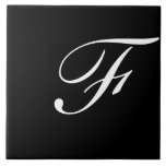 F Monogram Initial White auf Black Fliese<br><div class="desc">Klassisches Weißbuchstabenmonogramm auf schwarzem Hintergrund,  F.</div>