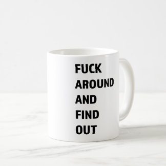 F Um und um die weiße Tasse herausfinden